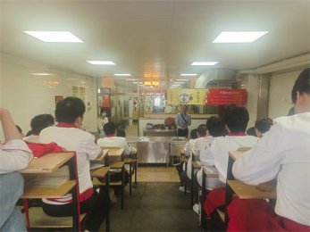 ��������������|���y��ɽ�����_չһ��(ch��ng)���ʵ����v��(hu��)