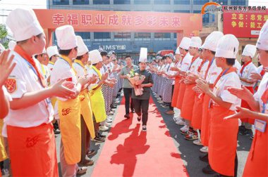 �������M(j��n)У�@�����^�֏N���L���M(j��n)�����|����չ��ˇ������(j��ng)�(y��n)��