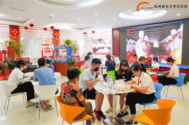 8����Ѯ�ˣ���߀�]�x�ÌWУ��