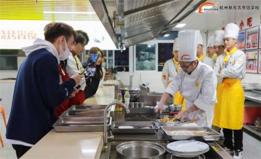 ����w�|�����˚�W(w��ng)�t�����İ��ՌW(xu��)�N�[��?c��)��?></a></div>
						<div   id="ztjldwn"   class="right"><strong><a href="/xuexiaoxinwen/8788.html" title="����w�|�����˚�W(w��ng)�t�����İ��ՌW(xu��)�N�[��?c��)��? target="_blank">����w�|�����˚�W(w��ng)�t�����İ��ՌW(xu��)�N�[��?c��)��?/a></strong><span>2022-12-12</span>��(d��o)�Z�������˚�W(w��ng)�t�����������u����ʥ ���������������W(xu��)�����|�� �N��С���_������w� �W(xu��)�N�F(xi��n)�����ܲ��� ֱ���^���˔�(sh��)�����f �����ҵķ۽z���ǟ���ߝq ׌�҂������һ�¾���˲�g �W(xu��)�N��ӛ֮����ը�� �������С����ͨ�^ը�����T�ٺ��m���^�ˡ����ώ�����...<br /><a href="/xuexiaoxinwen/8788.html" target="_blank">�鿴ȫ��>></a>
<div   id="oehu4s9"   class="jia">						
	<!--JiaThis Button BEGIN
	<div   class="0mifi5c"   id="ckepop">
		<span id="chnkwzz"    class="jiathis_txt">��������</span>
		<a class="jiathis_button_icons_1"></a>
		<a class="jiathis_button_icons_2"></a>
		<a class="jiathis_button_icons_3"></a>
		<a class="jiathis_button_icons_4"></a>
		<a  class="jiathis jiathis_txt jtico jtico_jiathis" target="_blank"></a>
	</div>
	<script type="text/javascript" src="http://v2.jiathis.com/code/jia.js" charset="utf-8"></script>-->
	<!-- JiaThis Button END-->
</div>						
						</div> 	
						<div   id="0x0kx4c"   class="clear"></div>
					</li><li>
						<div   id="8kb9rrz"   class="left"><a href="/xuexiaoxinwen/8787.html" target="_blank"><img src=