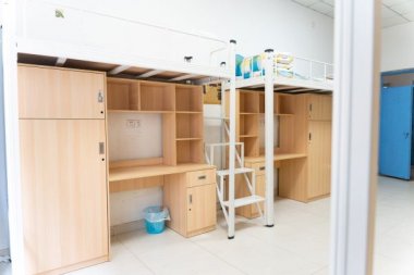 �ذ������������|���I(y��)�W(xu��)У�W(xu��)�ӵ�һ�쾹���@����