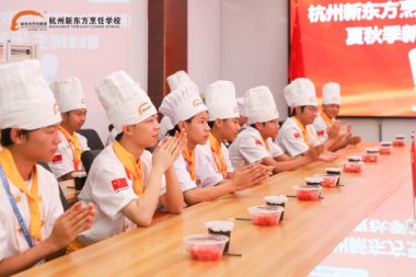 �����|����W(xu��)У�в�2025��7����W(xu��)����Ҋ����A�M��Ļ